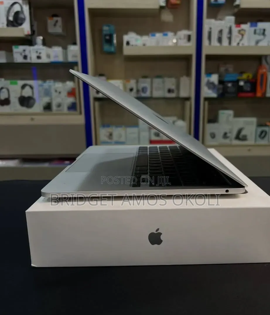 Laptop Apple MacBook Pro 2022 M2 8GB Apple M2 SSD 256GB