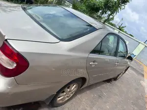 Toyota Camry XLE V6 4dr Sedan (3.0L 6cyl 5A) 2004 Gold