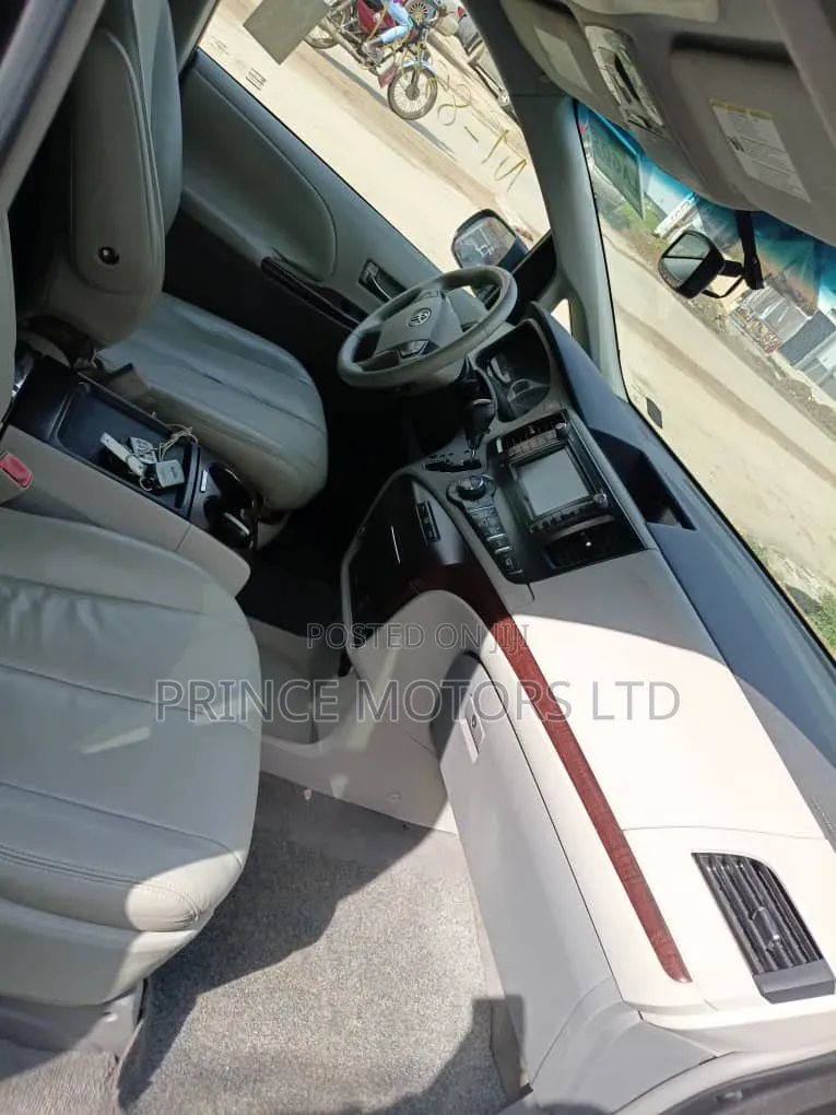 Toyota Sienna 2011 Gray