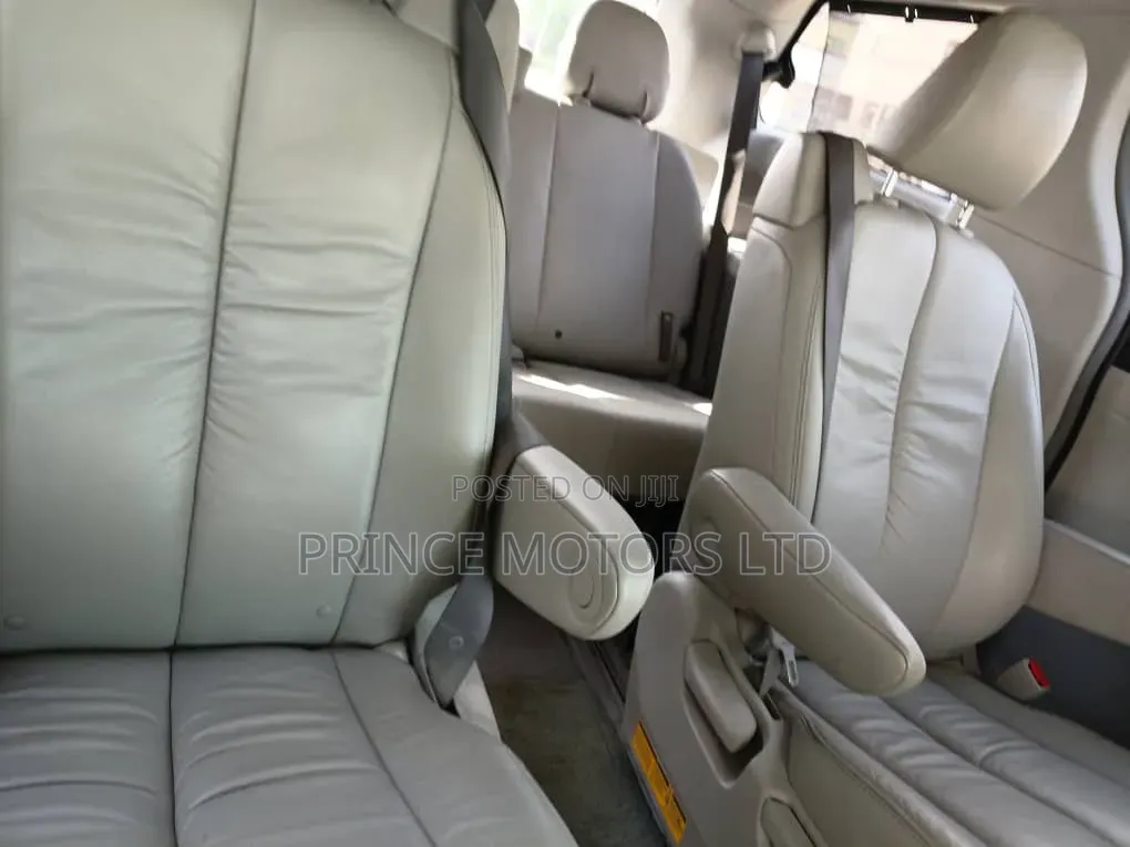 Toyota Sienna 2011 Gray