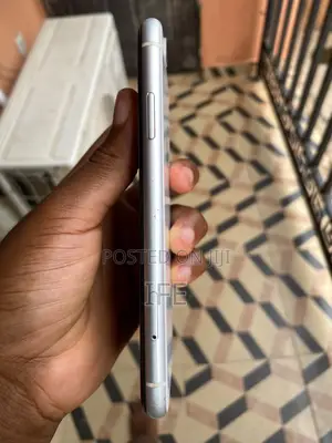 Apple iPhone XR 64 GB White