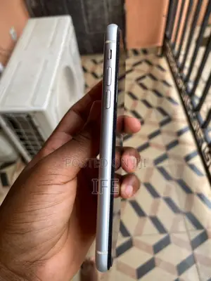 Apple iPhone XR 64 GB White
