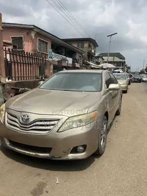 Toyota Camry XLE V6 4dr Sedan (3.5L 6cyl 6AM) 2010 Gold