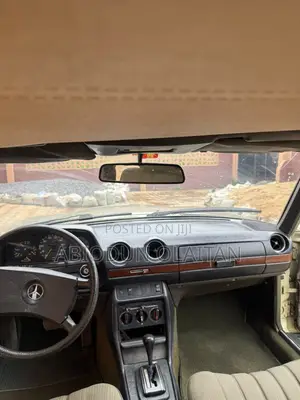 Mercedes-Benz 230E 1982 Green