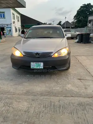 Toyota Camry LE 4dr Sedan (2.4L 4cyl 5A) 2005 Gold