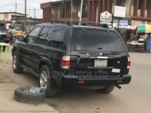 Nissan Pathfinder 2002 Black