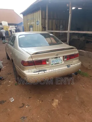 Toyota Camry 2000 Gold