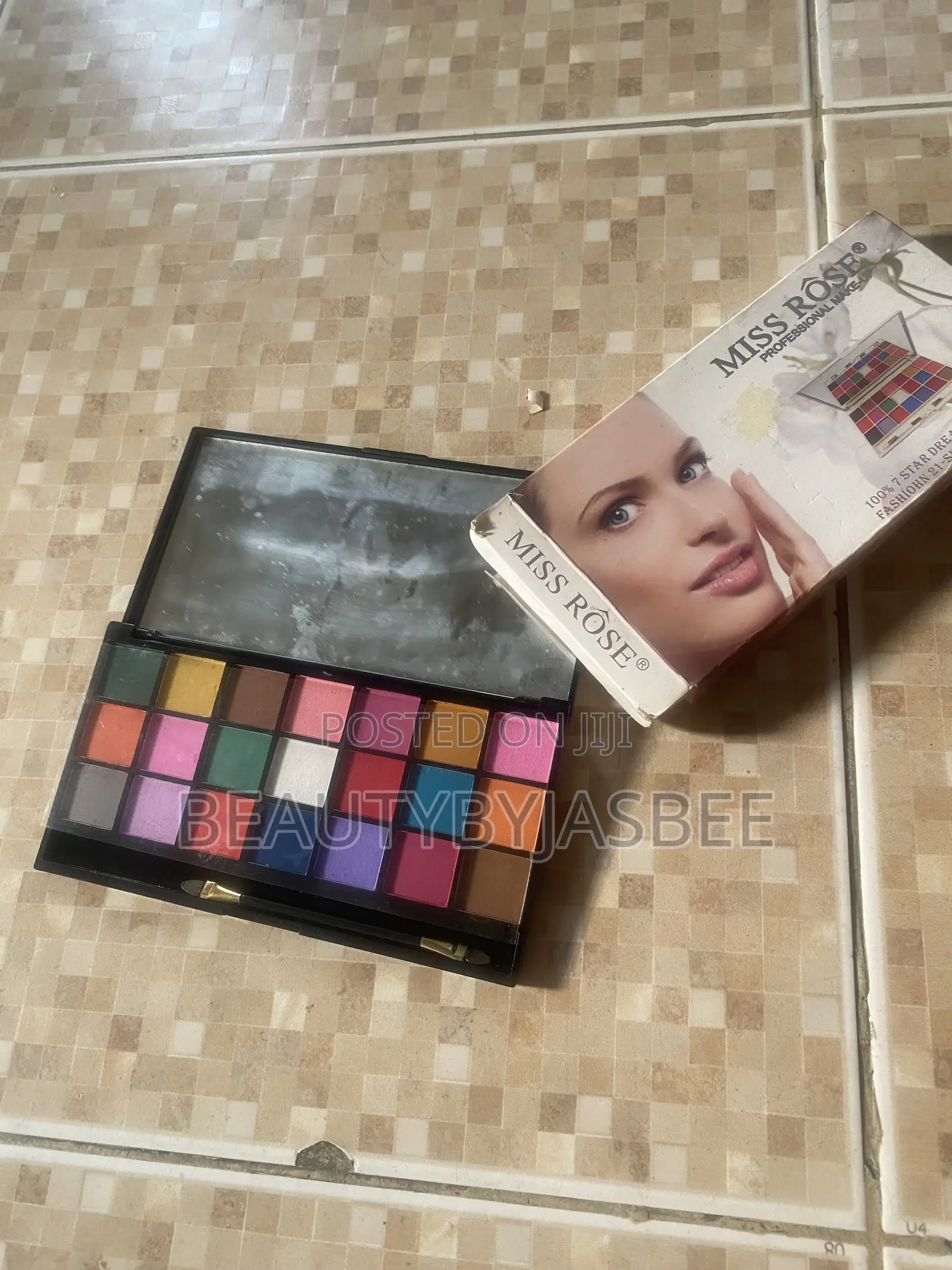 Eyeshadow Palette for Everyday and Glam Makeup