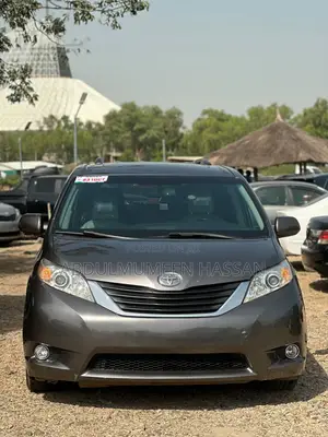 Toyota Sienna XLE Premium 7 Passenger (3.5L 6cyl 6A) 2016 Gray