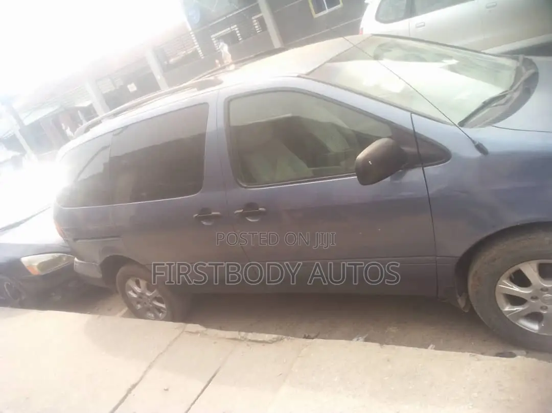 Toyota Sienna 2000 Gray