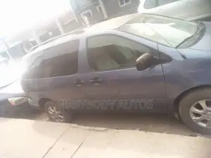 Toyota Sienna 2000 Gray