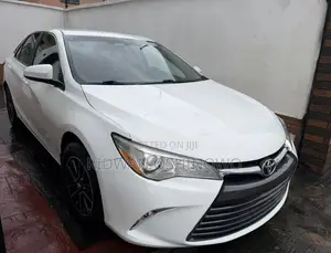 Toyota Camry LE 4dr Sedan (2.5L 4cyl 6A) 2017 White
