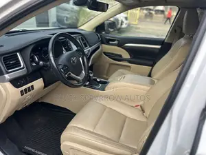 Toyota Highlander XLE 4x4 V6 (3.5L 6cyl 8A) 2017 White