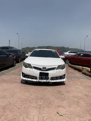 Toyota Camry SE 4dr Sedan (2.5L 4cyl 6A) 2013 White