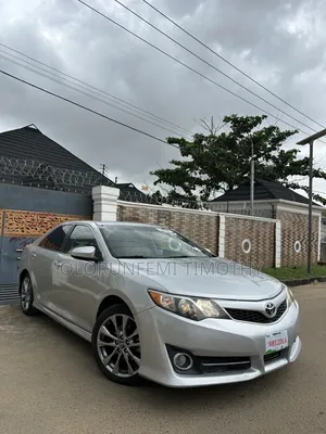 Toyota Camry SE 4dr Sedan (2.5L 4cyl 6A) 2014 Silver