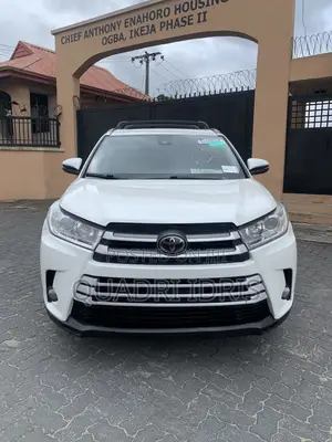 Toyota Highlander XLE 4x4 V6 (3.5L 6cyl 8A) 2018 White