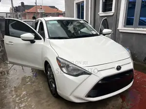 Toyota Yaris 1.5 Sedan XLE 2020 White