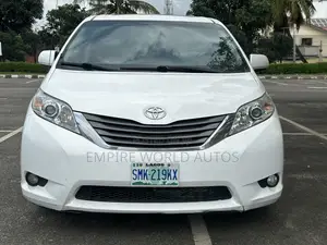 Toyota Sienna XLE AWD 7-Passenger 2013 White
