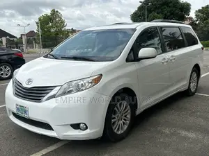 Toyota Sienna XLE AWD 7-Passenger 2013 White