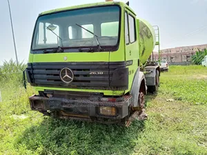 Mercedes-Benz Actros Truck 26 38 Mixer Lorry Company uusedTos