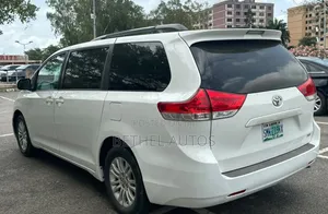 Toyota Sienna XLE FWD 8-Passenger 2013 White