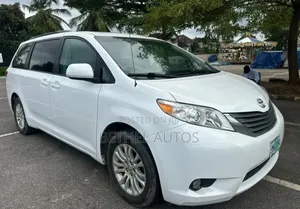 Toyota Sienna XLE FWD 8-Passenger 2013 White