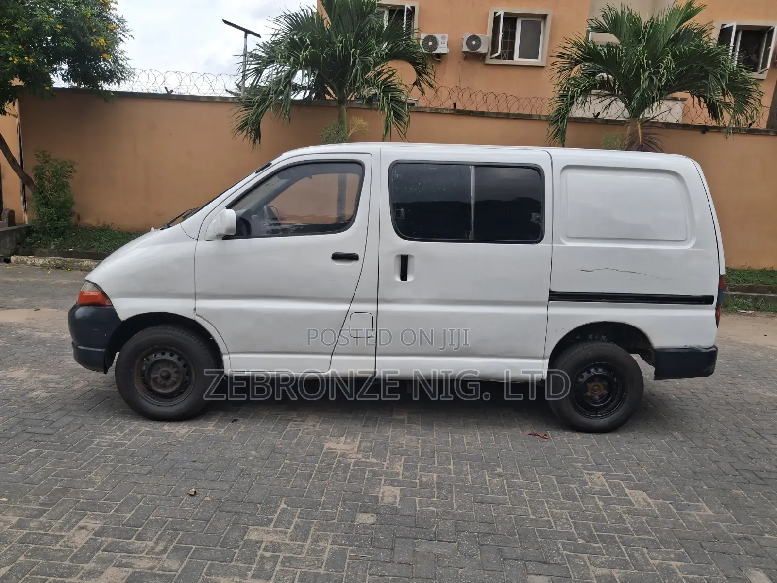 Toyota HiAce 2005 White