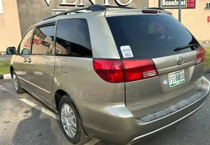 Toyota Sienna LE AWD 2005 Gold