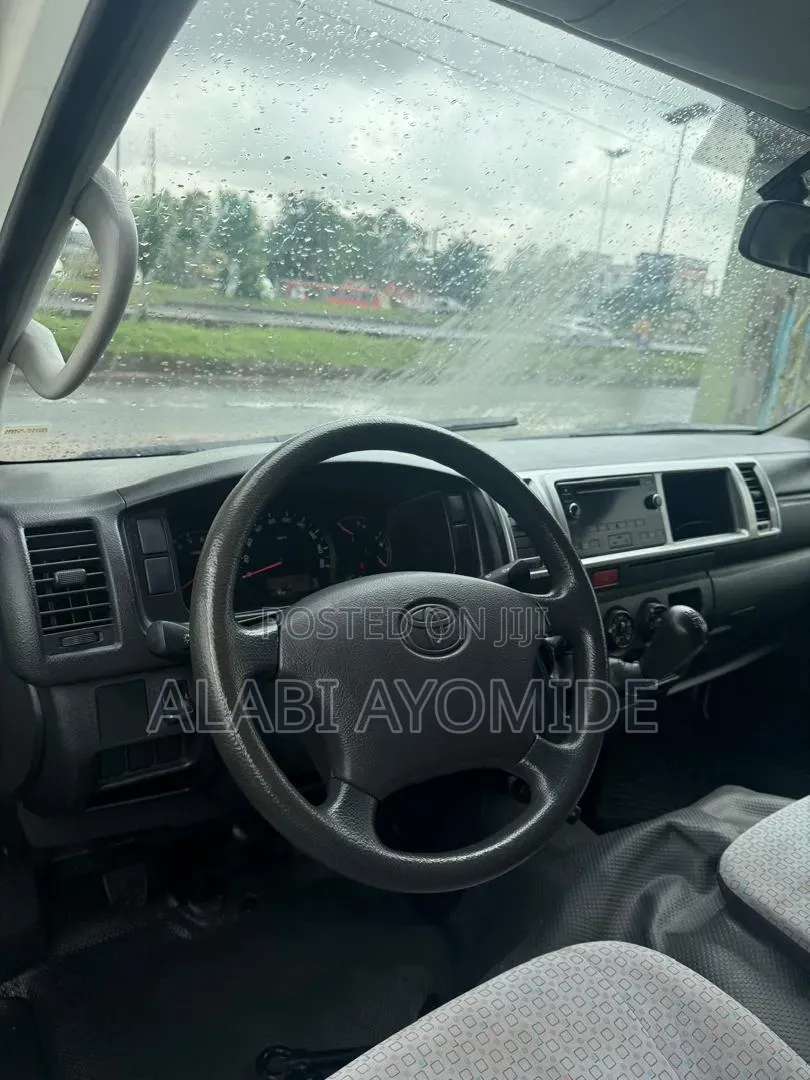 Toyota HiAce 2019 White