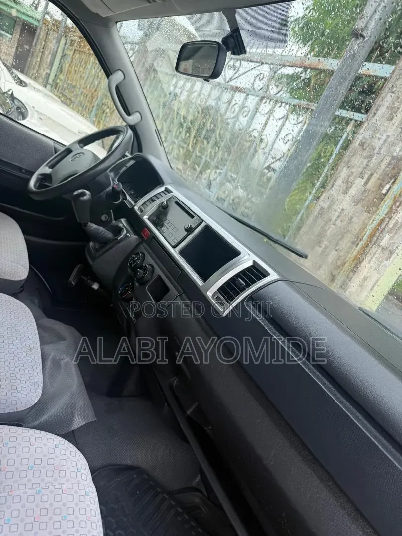 Toyota HiAce 2019 White