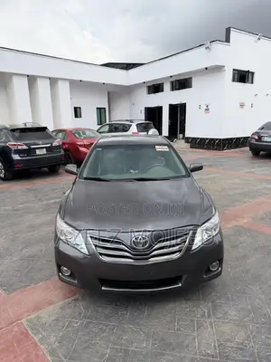 Toyota Camry XLE 4dr Sedan (2.5L 4cyl 6AM) 2010 Gray