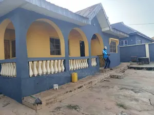 4bdrm Bungalow in Keke Olodo Bank, Iwo Road for sale
