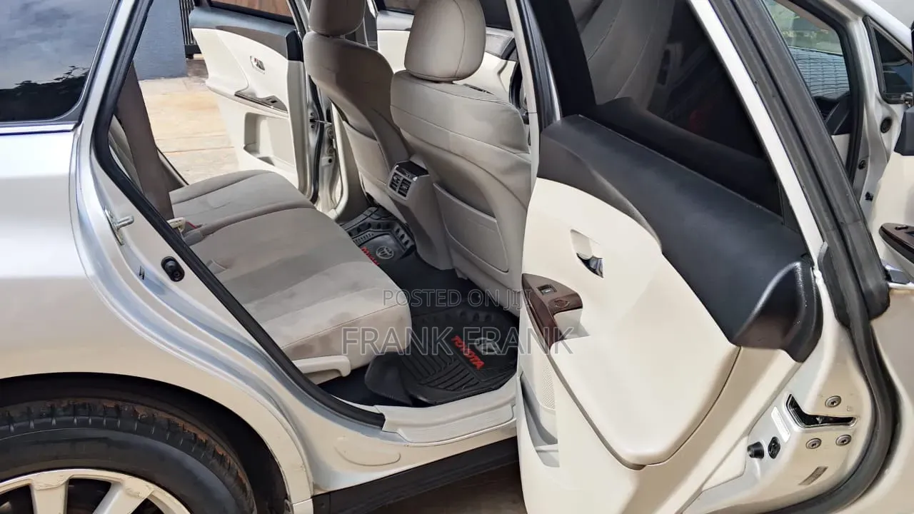 Toyota Venza 2011 Silver