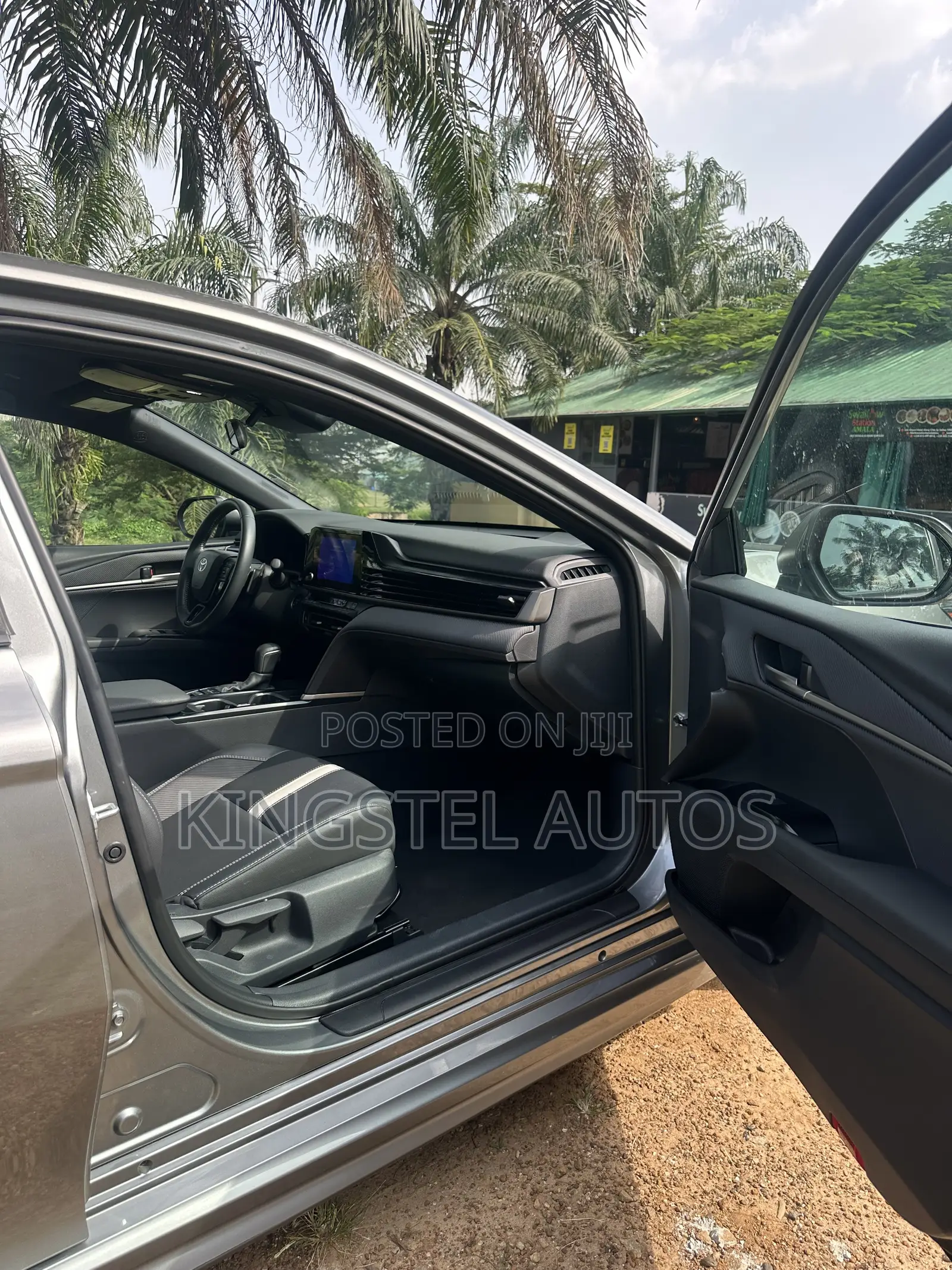 Toyota Camry SE 2025 Gray