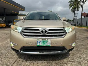 Toyota Highlander 3.5L 4WD 2013 Gold