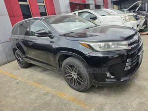 Toyota Highlander LE Plus 4x4 V6 (3.5L 6cyl 8A) 2018 Black