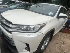 Toyota Highlander LE 4dr SUV AWD (3.5L 6cyl 6A) 2015 White