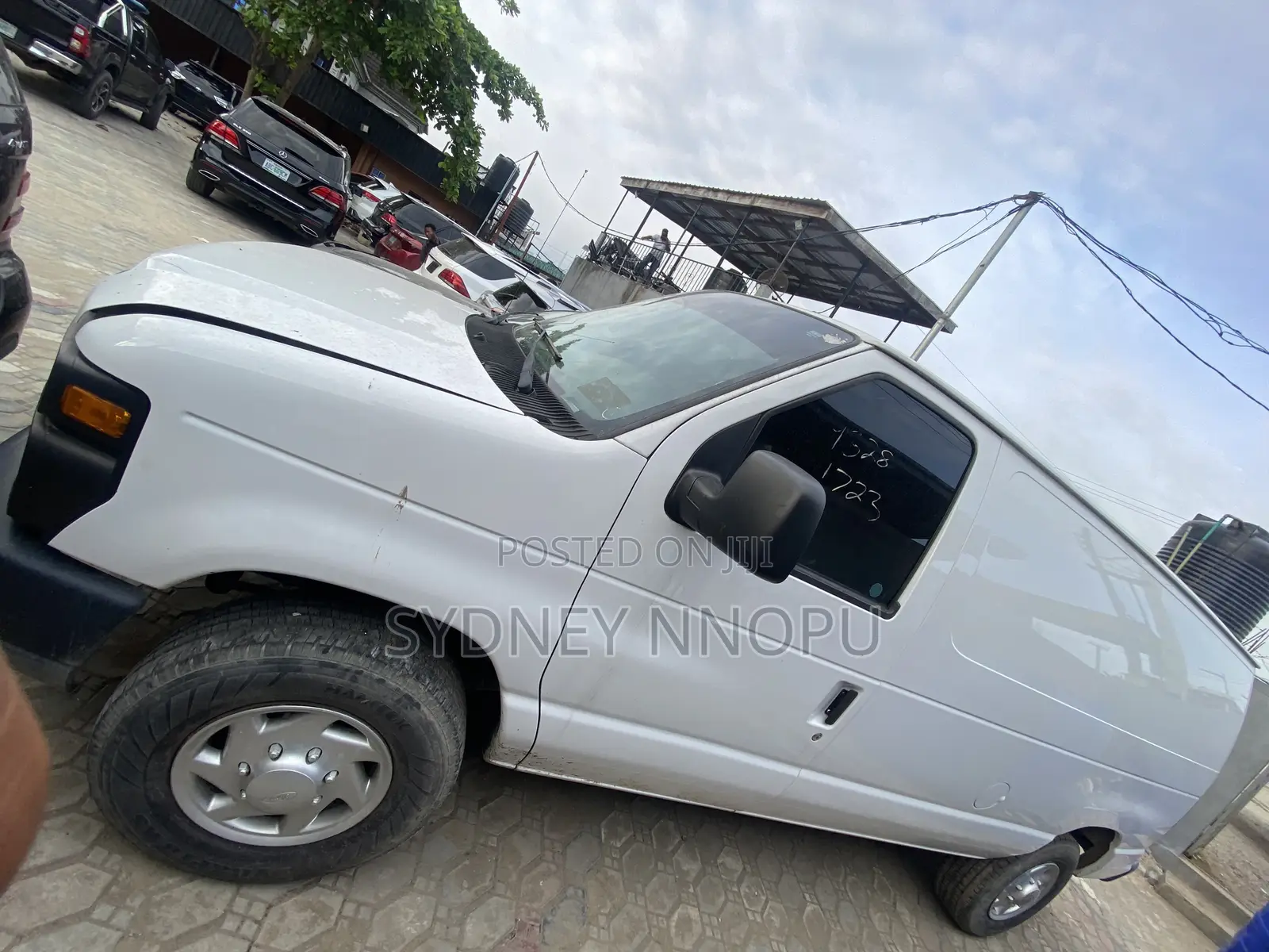 Chevrolet 3500 2011 White