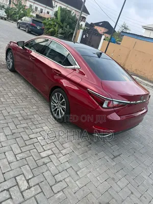 Lexus ES 2019 Red