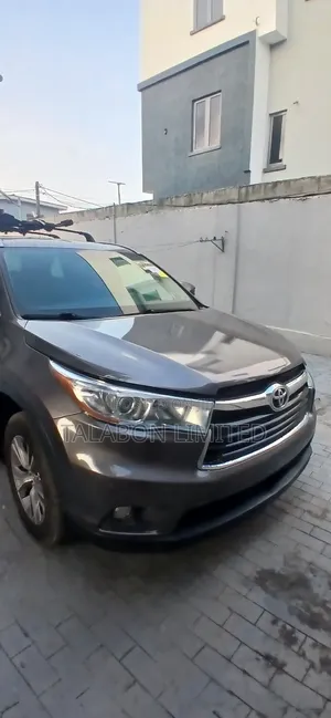 Toyota Highlander XLE V6 4x4 (3.5L 6cyl 6A) 2016 Gray