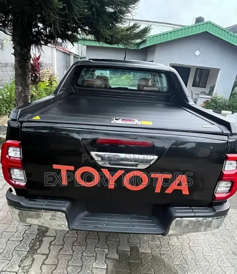 Toyota Hilux 2023 Black