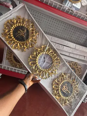 Wall Clock With Frames