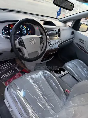 Toyota Sienna XLE AWD 7-Passenger 2013 Silver