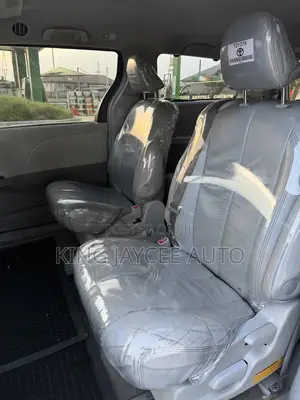 Toyota Sienna XLE AWD 7-Passenger 2013 Silver