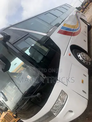 Bus 2017 White