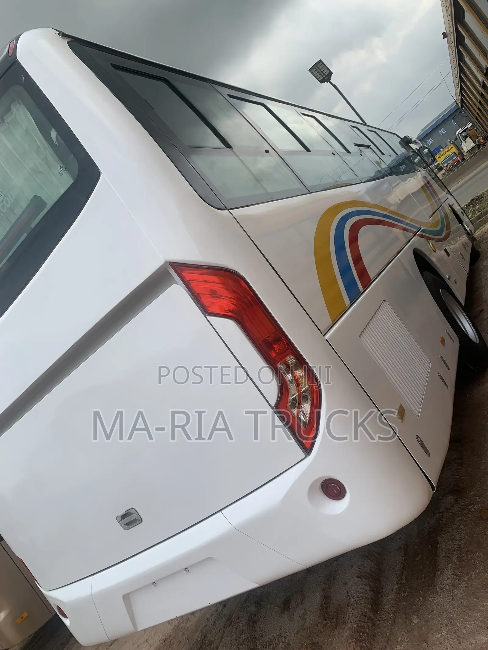 Bus 2017 White