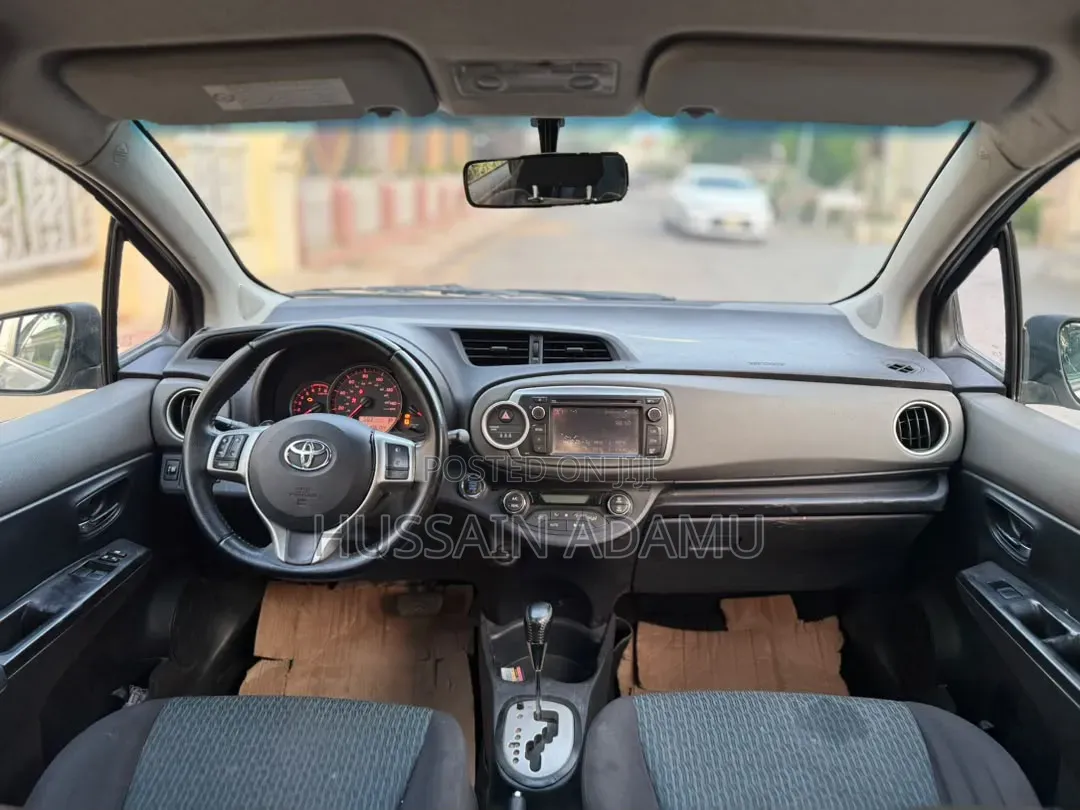 Toyota Yaris 2012 Silver