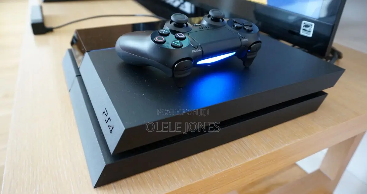 Hacked PS4 + 8 Games + 2 Controllers