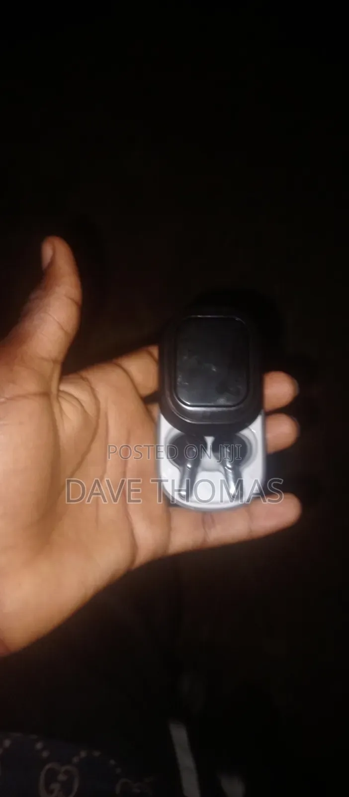 SE-ONE Smart Wireless Earbuds With a Touchscreen Charging Case.