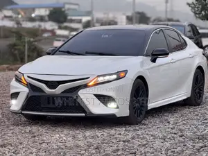 Toyota Camry SE (2.5L 4cyl 8A) 2019 White